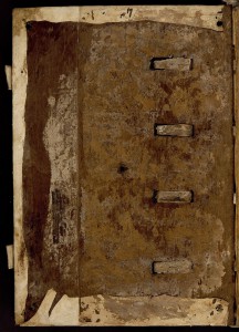 Reliure monastique du XIIe siècle, ais de bois et passage des nerfs.