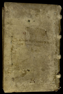 Cote en partie effacée portée sur un manuscrit de la grande bibliothèque : C C b VIII. Le C peint en rouge en début de cote signale que le manuscrit est rangé sur les pupitres au sud de la bibliothèque. La cote K. 6., de 1472, est également lisible. MGT, ms. 502, plat inférieur.