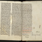 Différentes cotes du XVe siècle : cote la plus ancienne (« Q. 9. », répétée deux fois et barrée) ; cote antérieure à 1472 (« G. 45 », barrée) ; cote du catalogue de 1472 (« G. 21. », notée comme correction de la cote « G. 45 » et une deuxième fois, de manière très visible, au-dessus de l’ex-libris du XIIe siècle. MGT, ms. 527, f. 142.