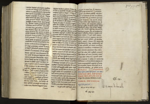 Différentes cotes du XVe siècle : cote la plus ancienne (« Q. 9. », répétée deux fois et barrée) ; cote antérieure à 1472 (« G. 45 », barrée) ; cote du catalogue de 1472 (« G. 21. », notée comme correction de la cote « G. 45 » et une deuxième fois, de manière très visible, au-dessus de l’ex-libris du XIIe siècle. MGT, ms. 527, f. 142.