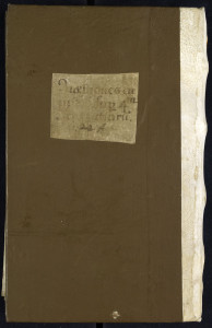 Demi-reliure de restauration, en toile et parchemin souple. Les ais de bois de la reliure médiévale ont été conservés sous la toile et une ancienne étiquette a été reportée sur la toile. MGT, ms. 829, plat inférieur.