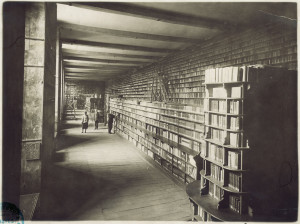 Vue de la Grande Salle de la Bibliothèque municipale de Troyes au début du XXe siècle.